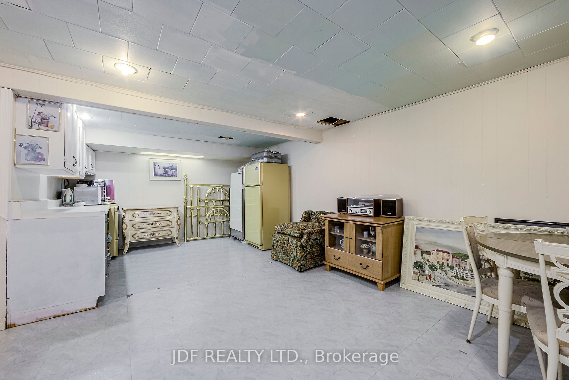 31 Demaris Ave