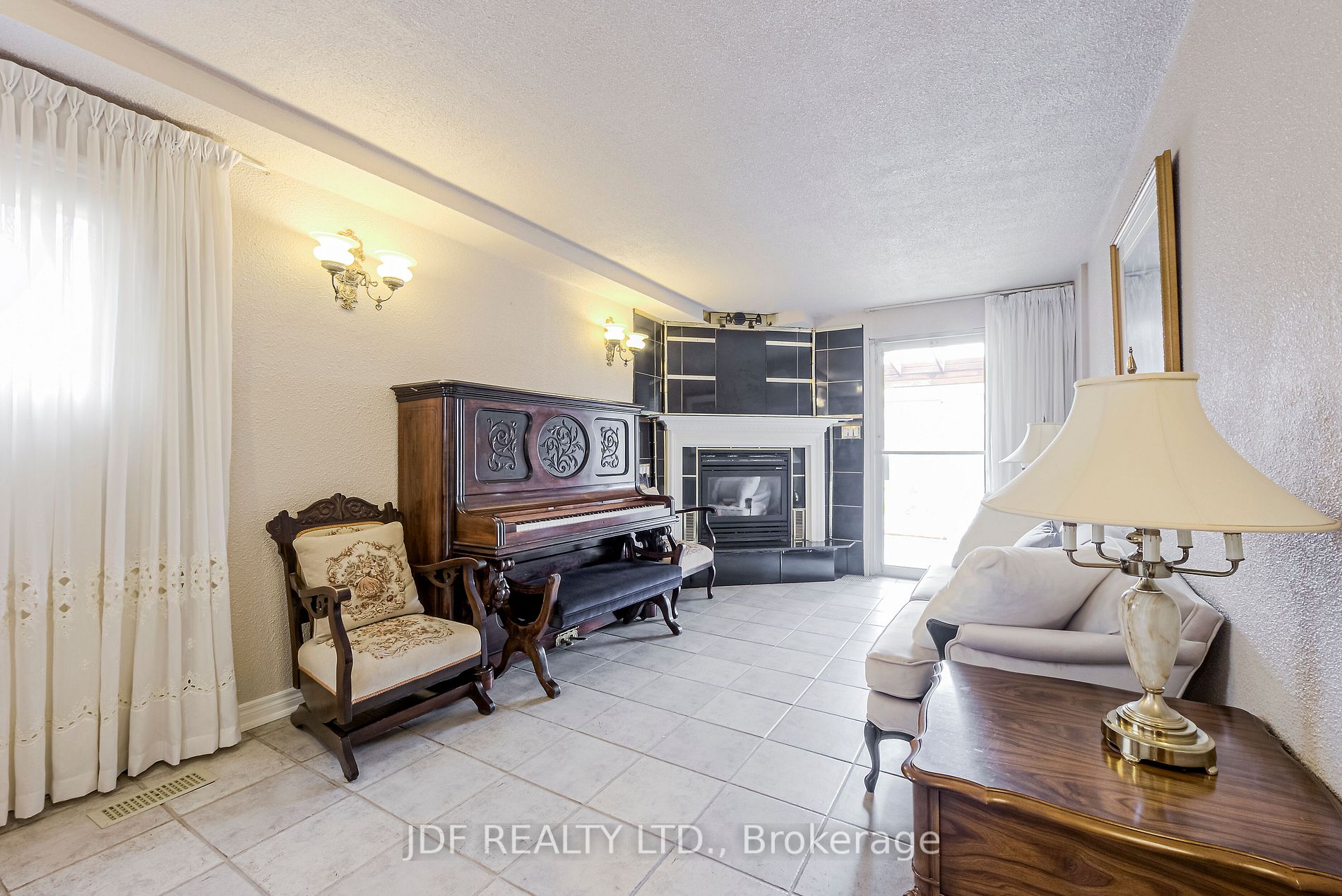 31 Demaris Ave