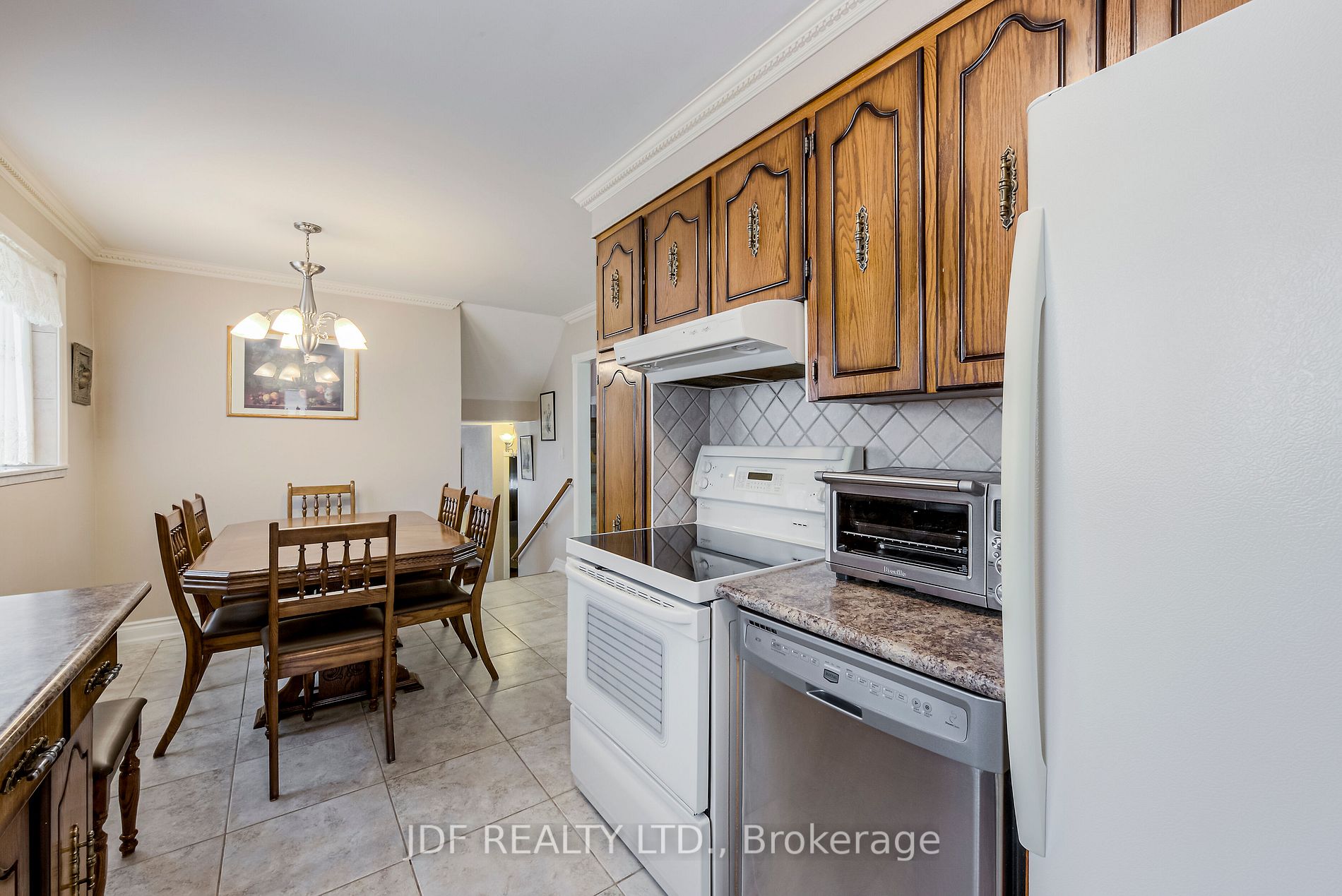 31 Demaris Ave