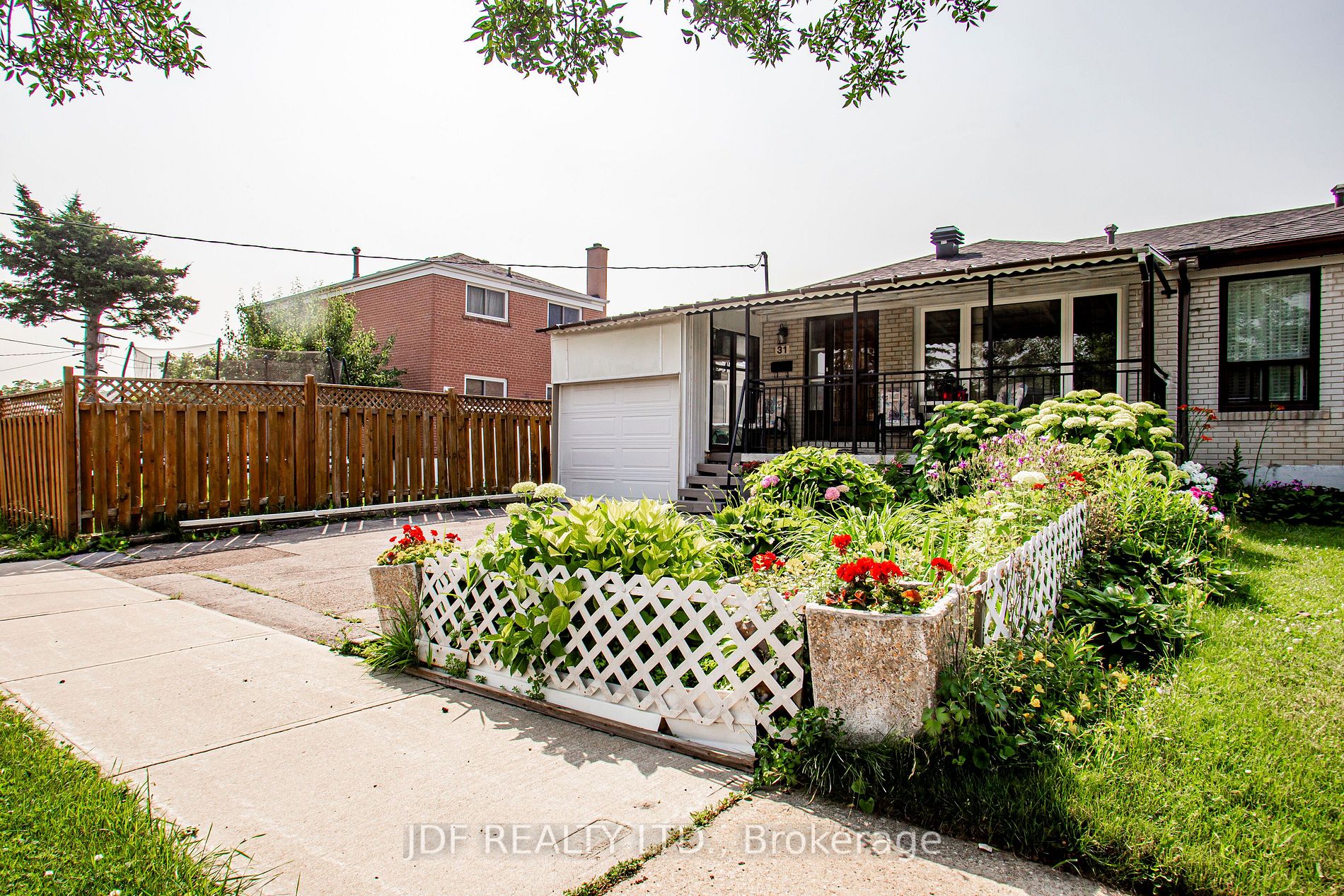 31 Demaris Ave
