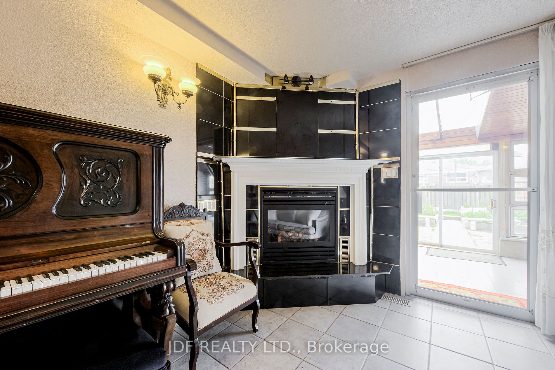 31 Demaris Ave