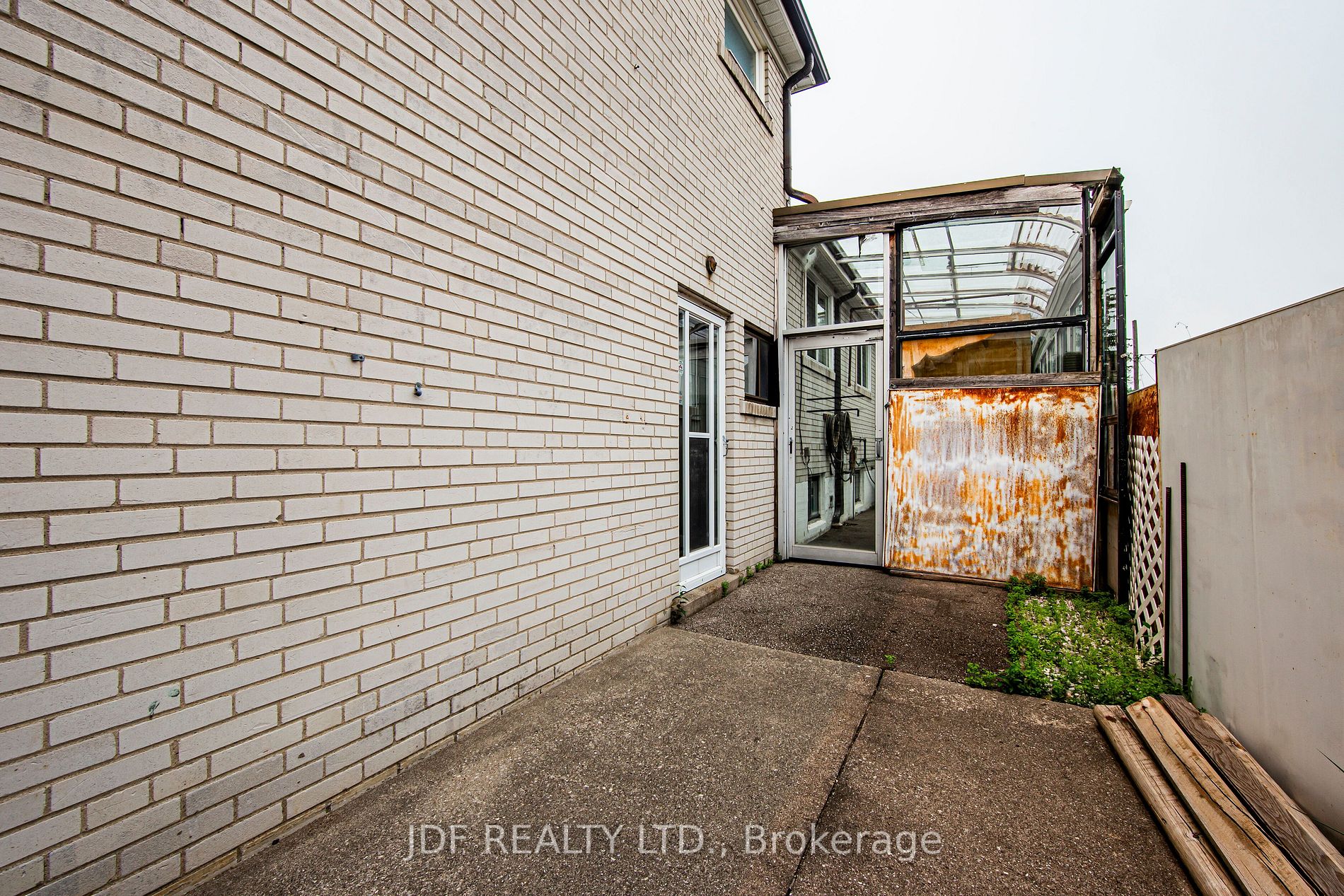 31 Demaris Ave
