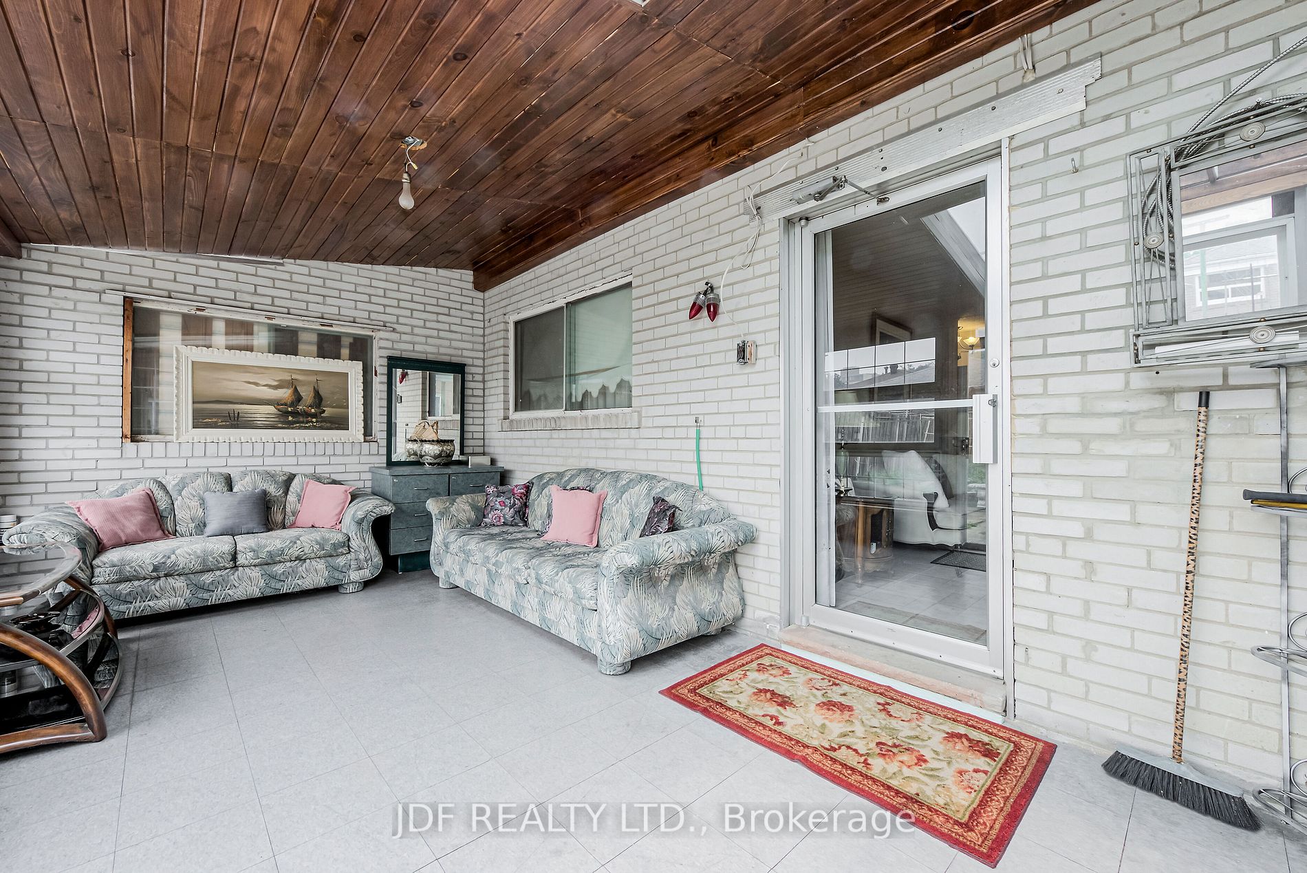 31 Demaris Ave