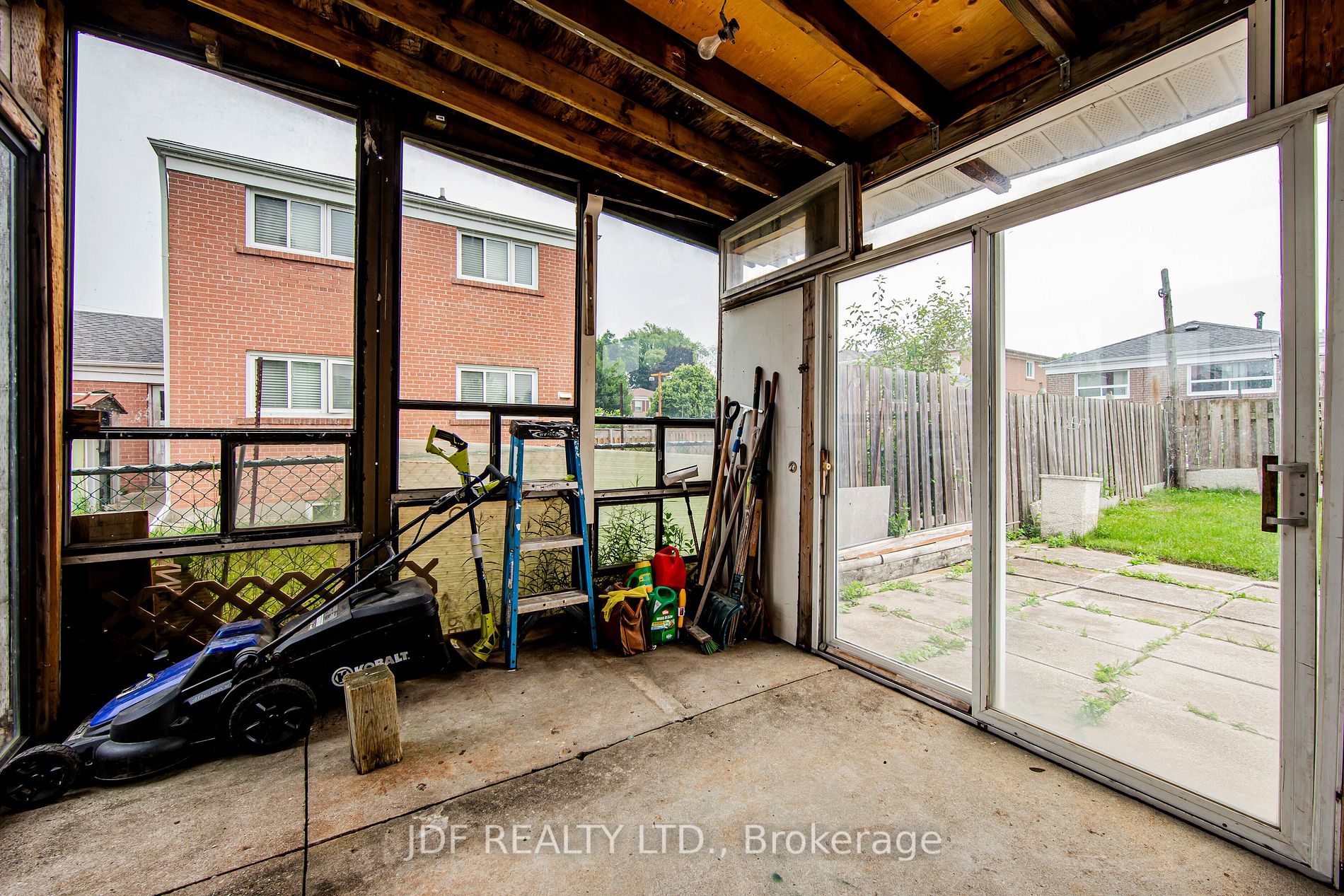 31 Demaris Ave