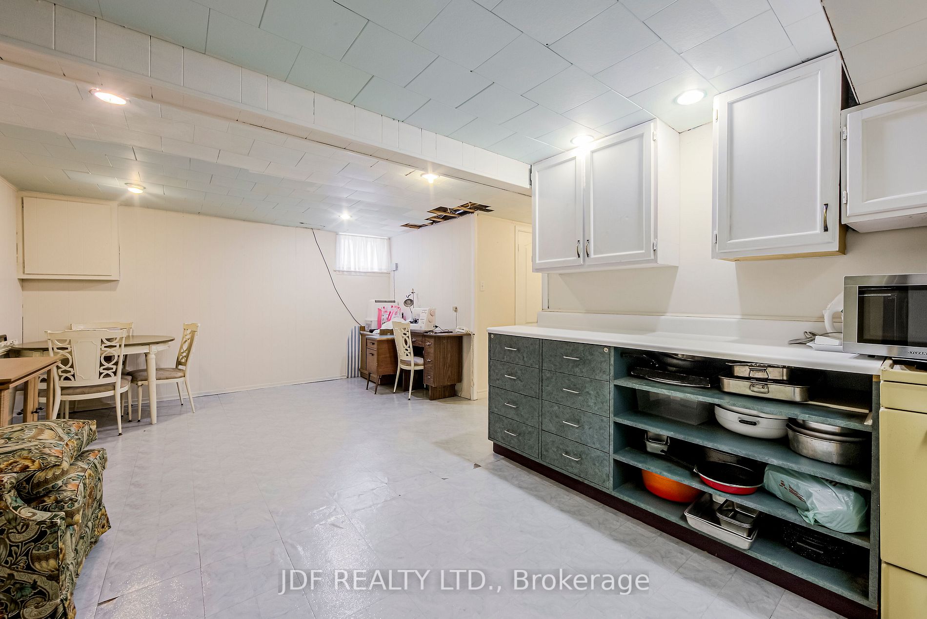 31 Demaris Ave
