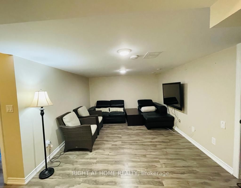 271 Thompson Rd