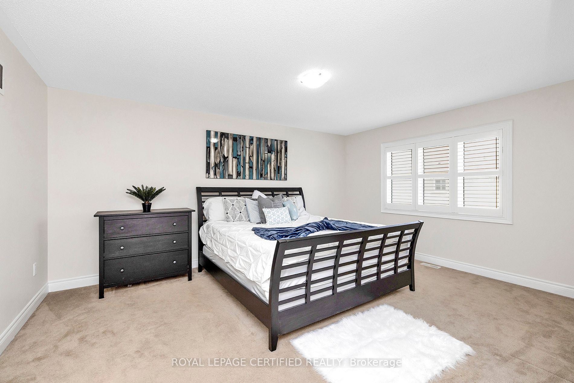 25 Ladbrook Cres