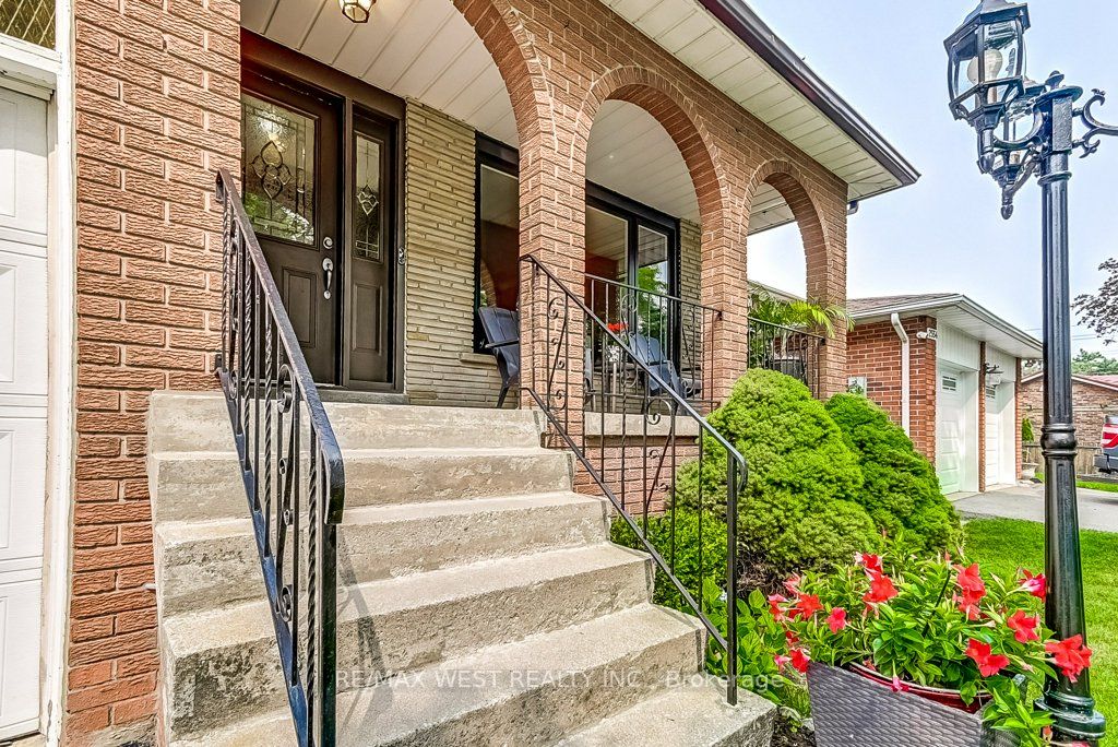 2550 Poplar Cres