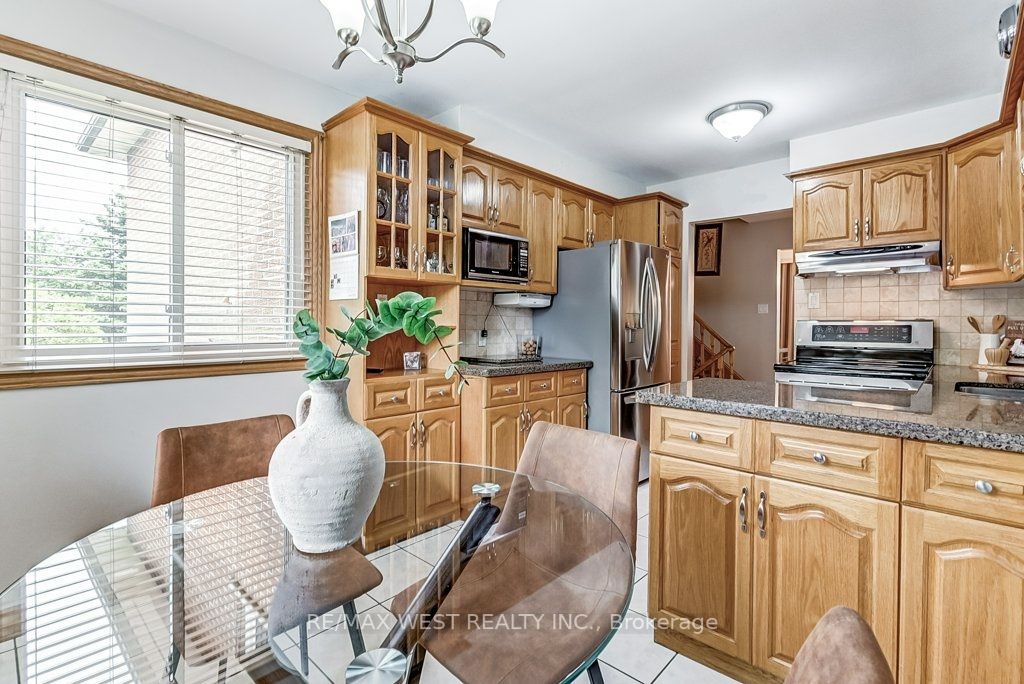 2550 Poplar Cres
