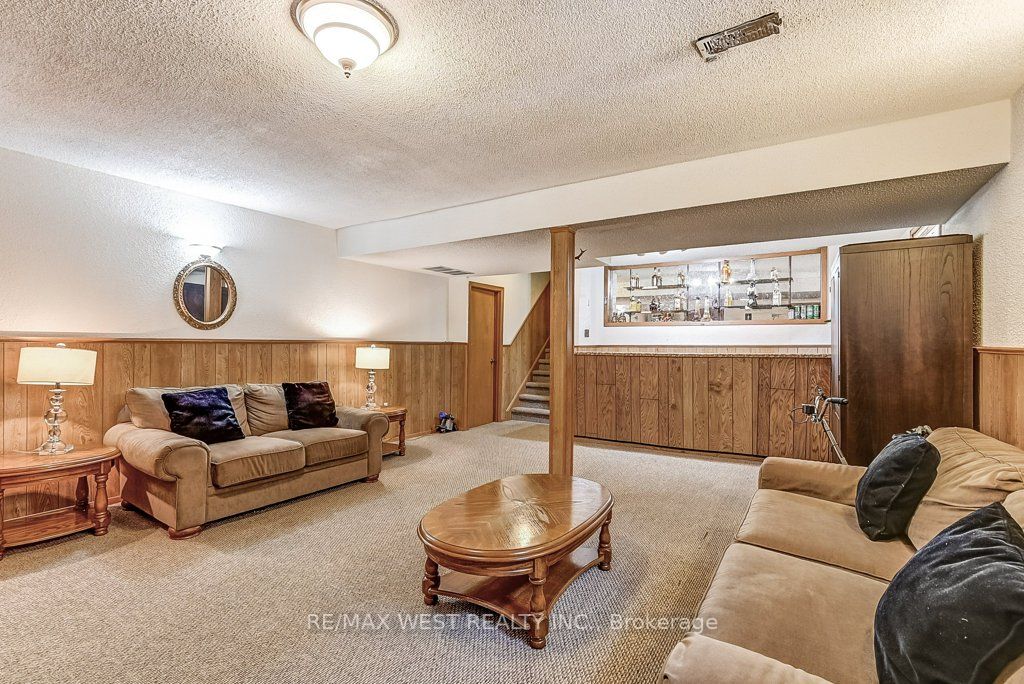 2550 Poplar Cres