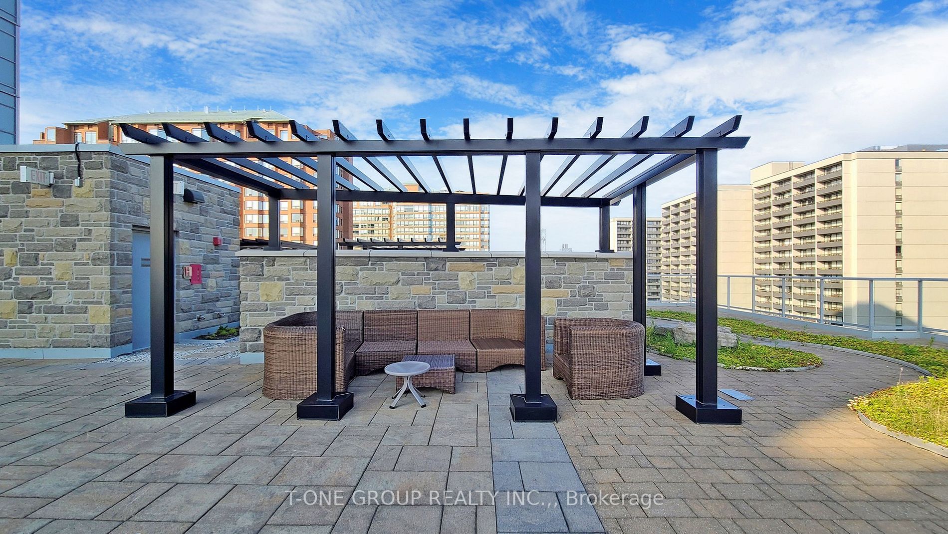 551 Maple Ave, #814