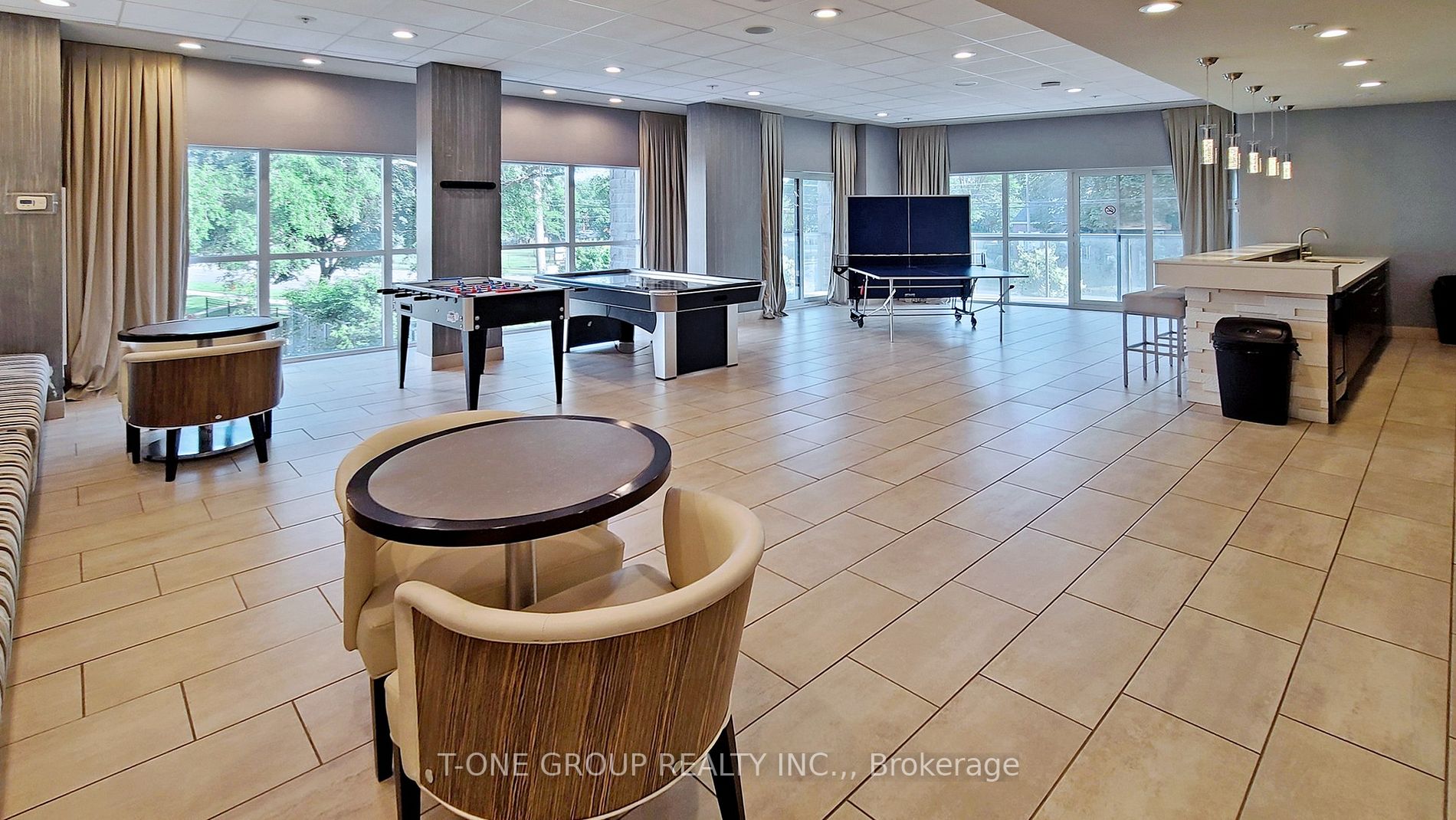551 Maple Ave, #814