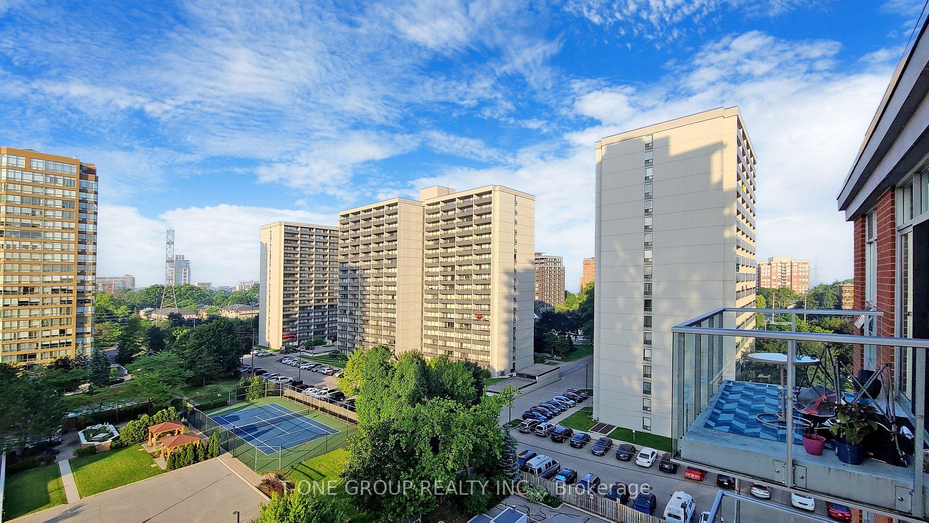 551 Maple Ave, #814