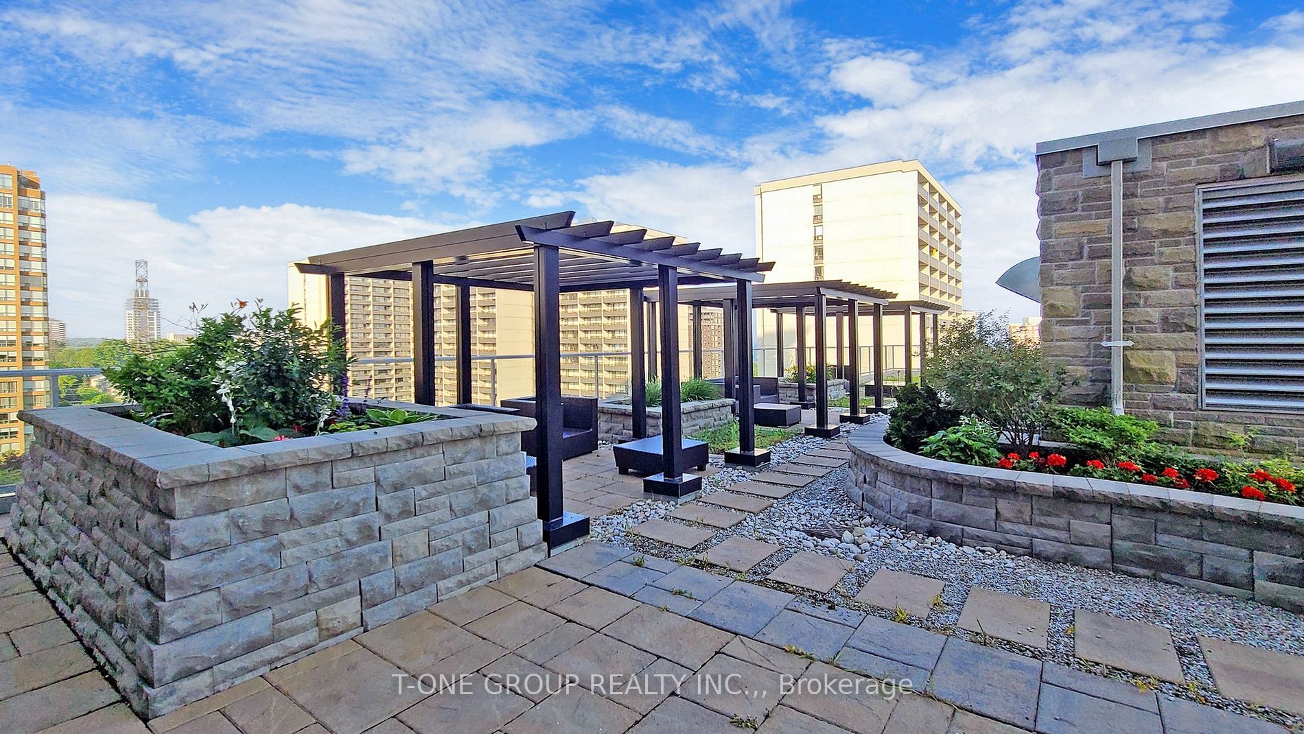 551 Maple Ave, #814