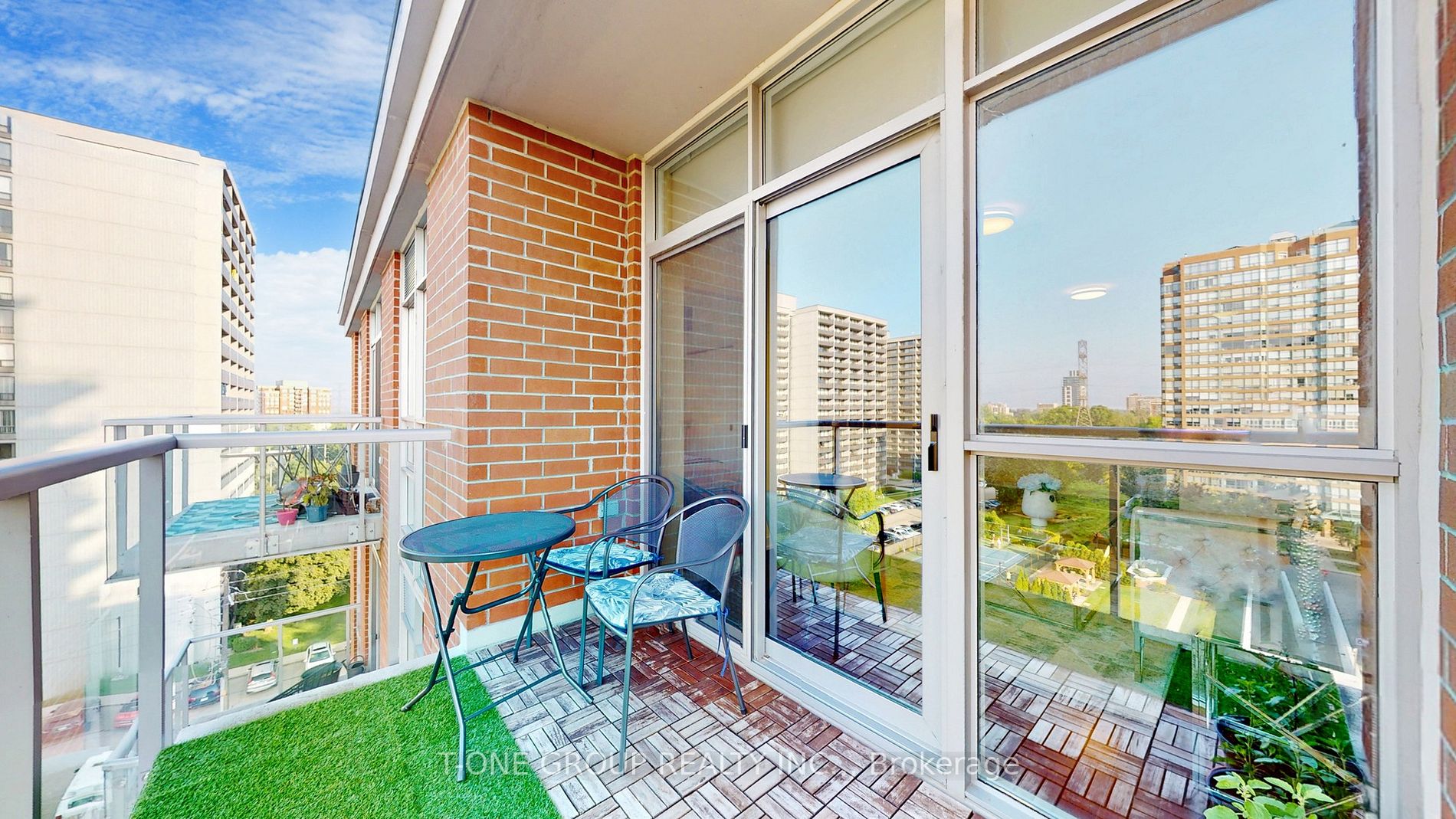 551 Maple Ave, #814