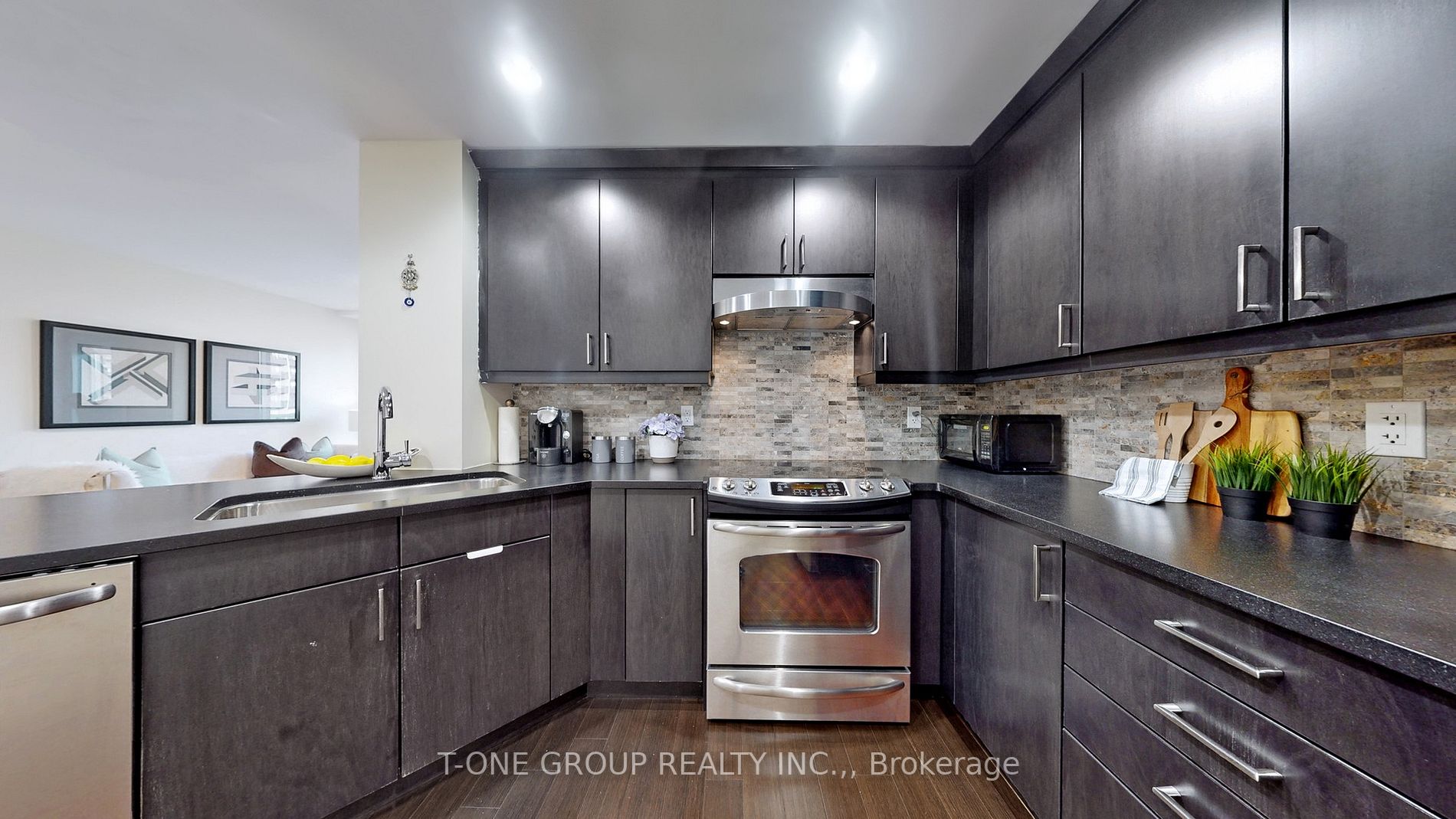 551 Maple Ave, #814