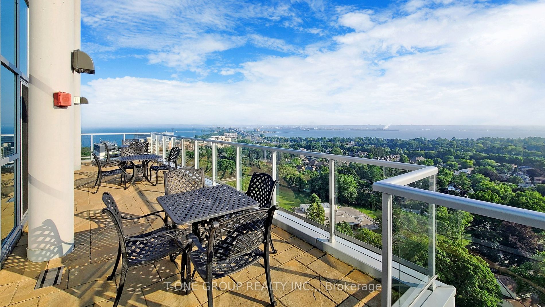 551 Maple Ave, #814