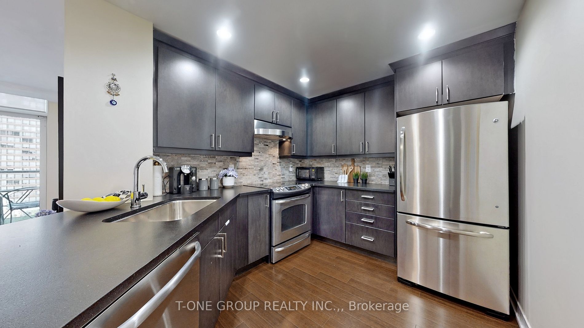551 Maple Ave, #814