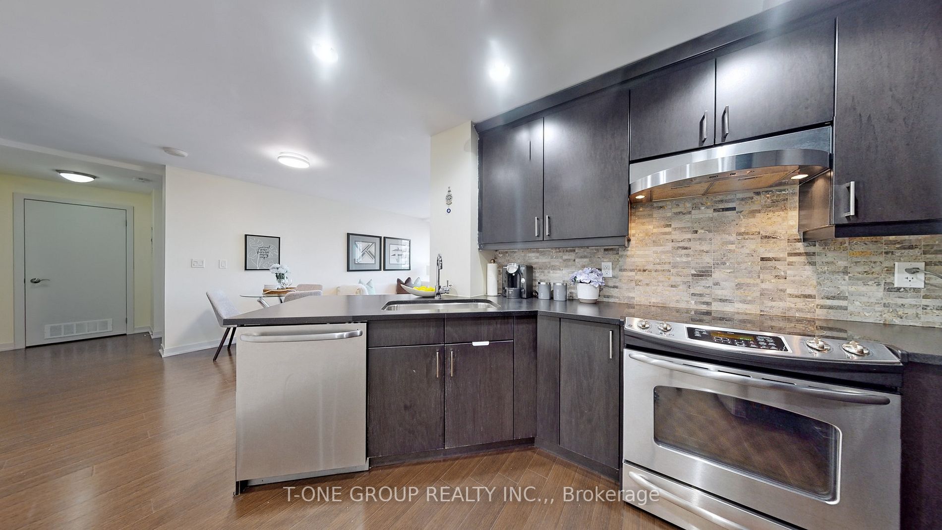 551 Maple Ave, #814