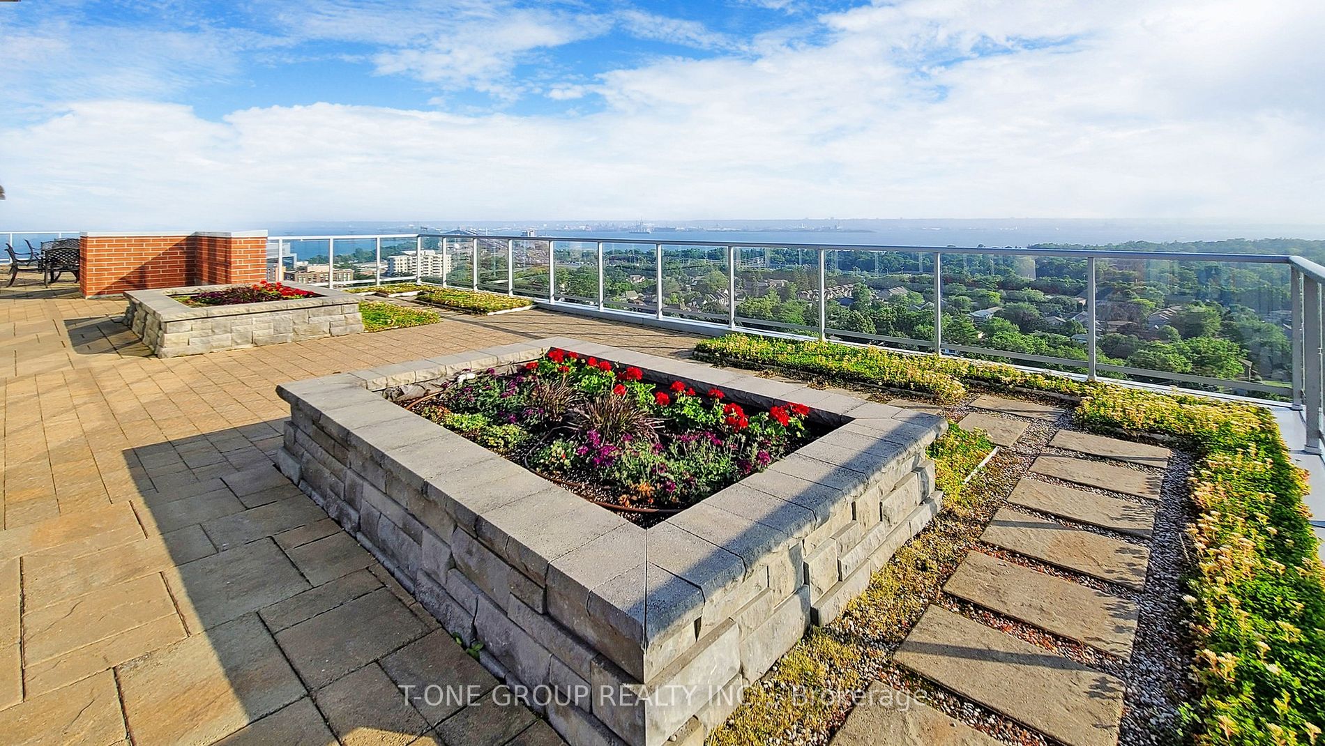 551 Maple Ave, #814