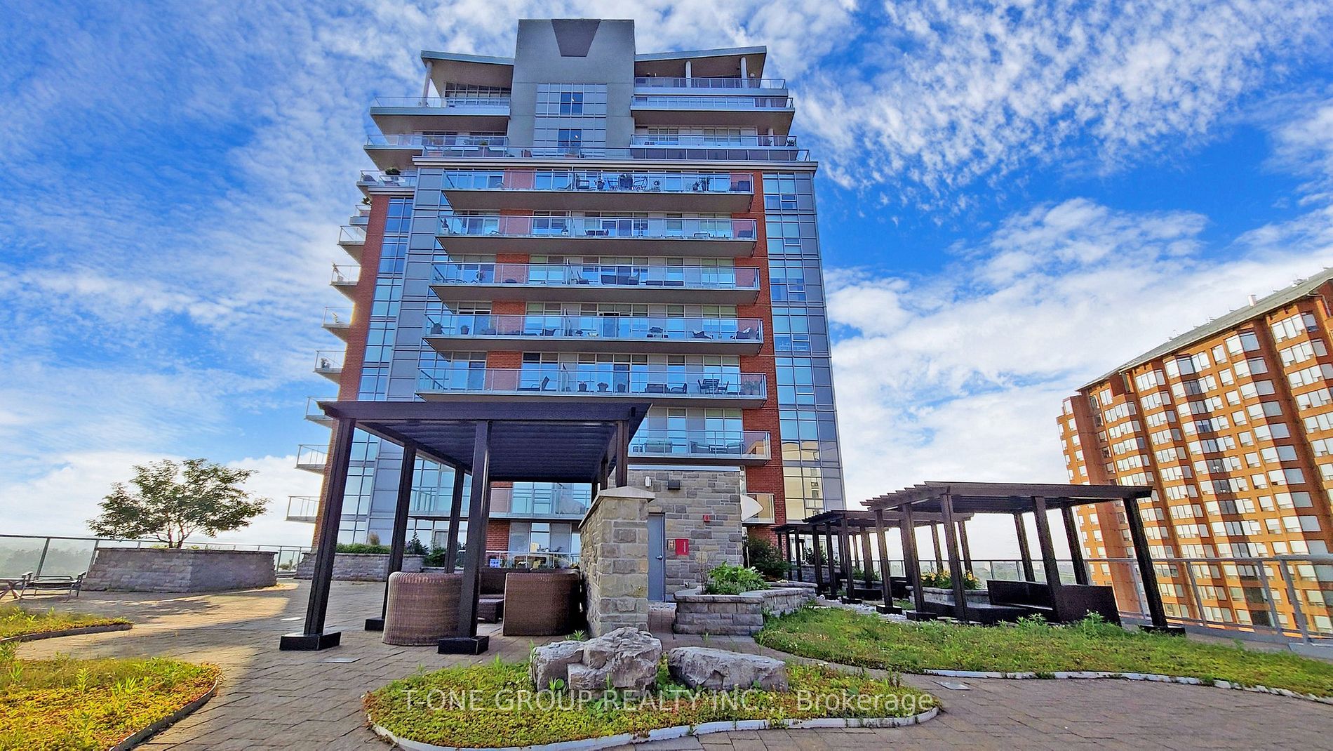 551 Maple Ave, #814