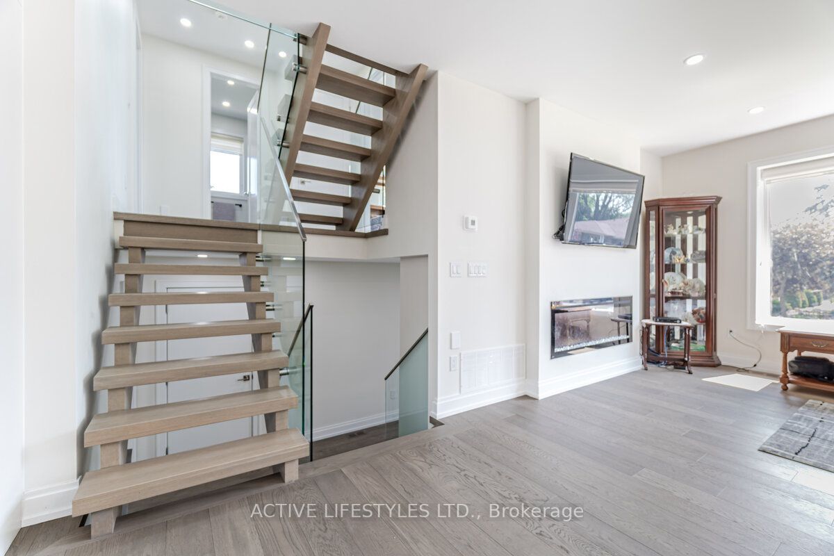 2768 Bushland Cres