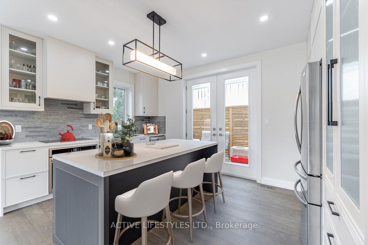 2768 Bushland Cres