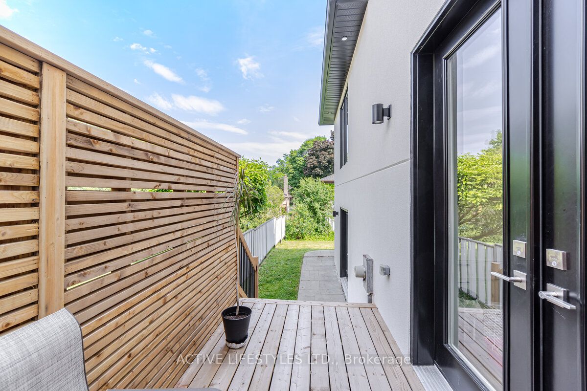 2768 Bushland Cres