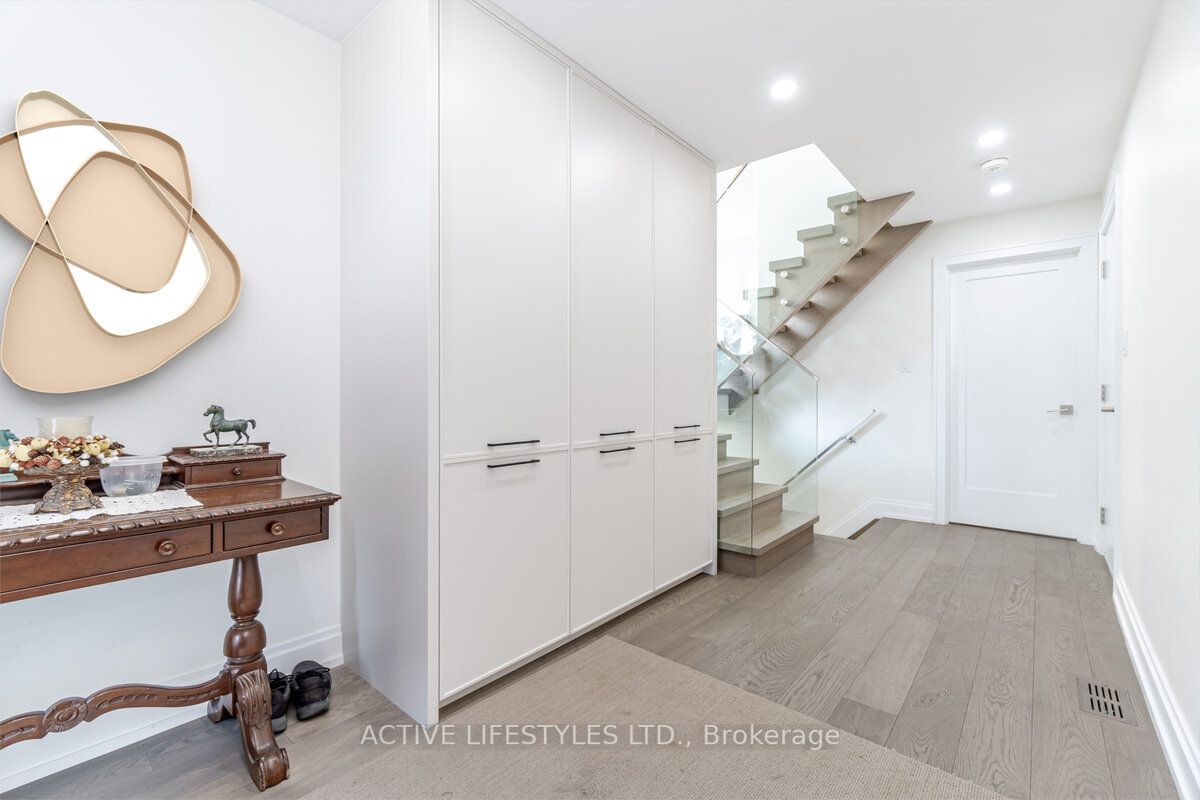 2768 Bushland Cres