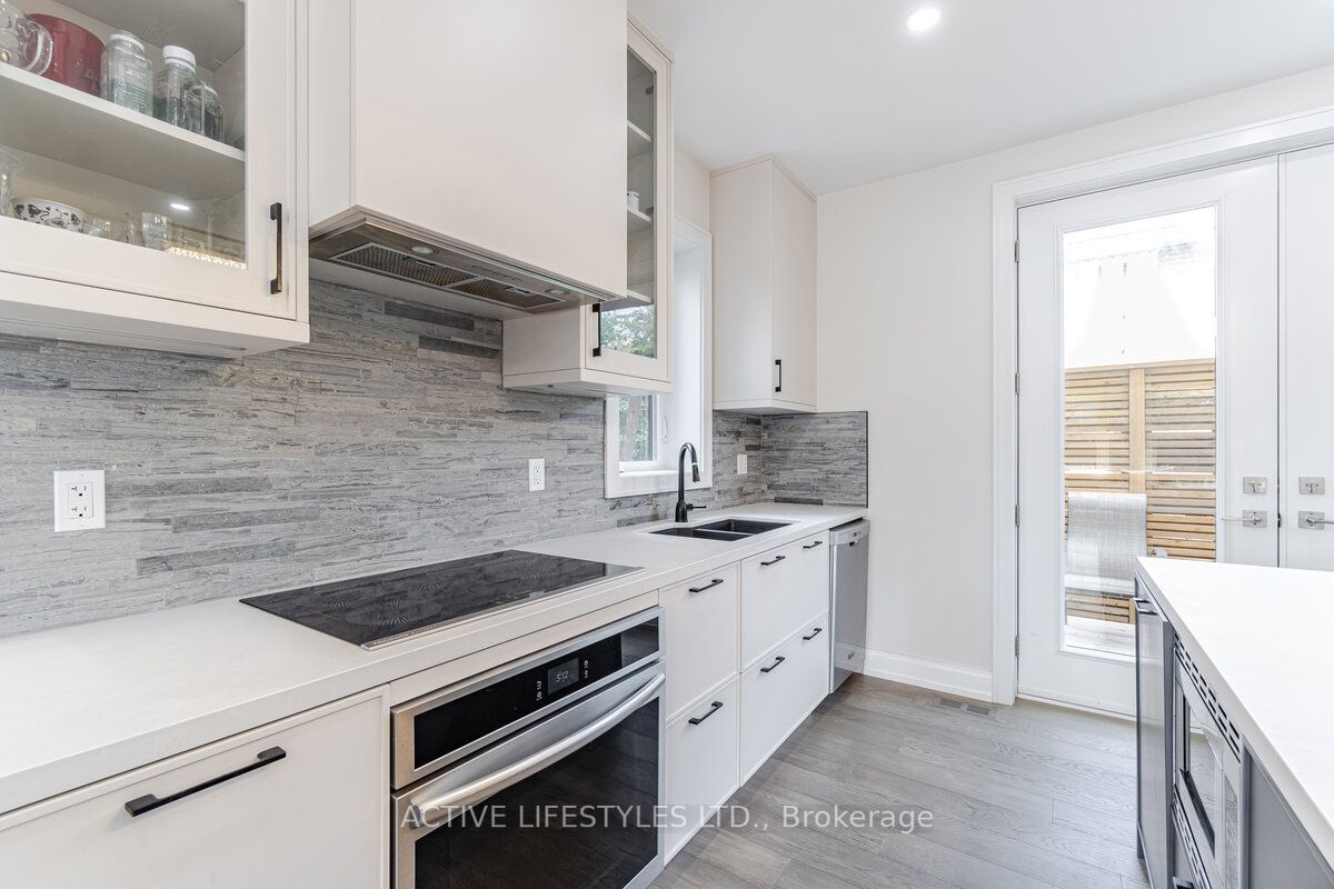 2768 Bushland Cres