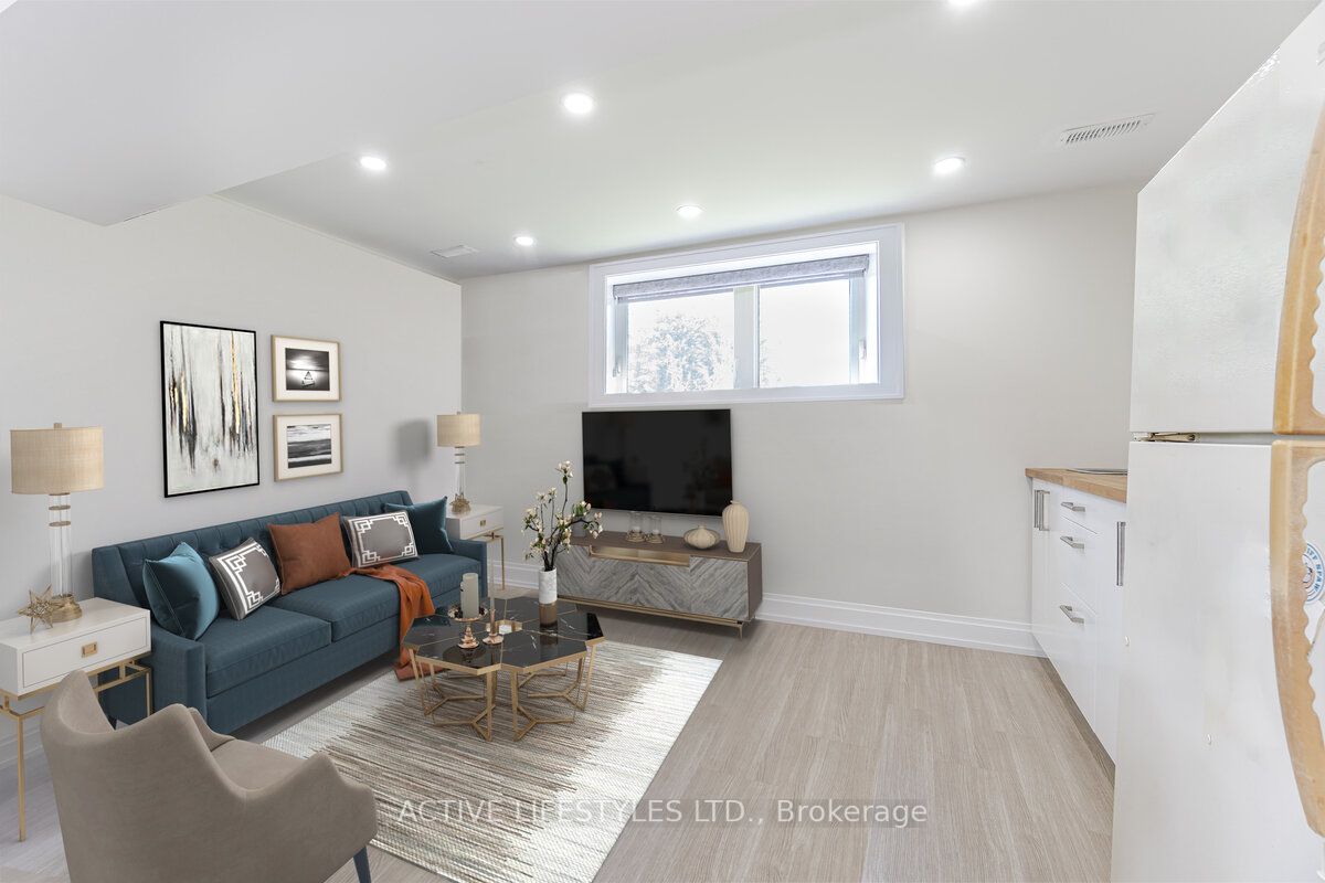 2768 Bushland Cres