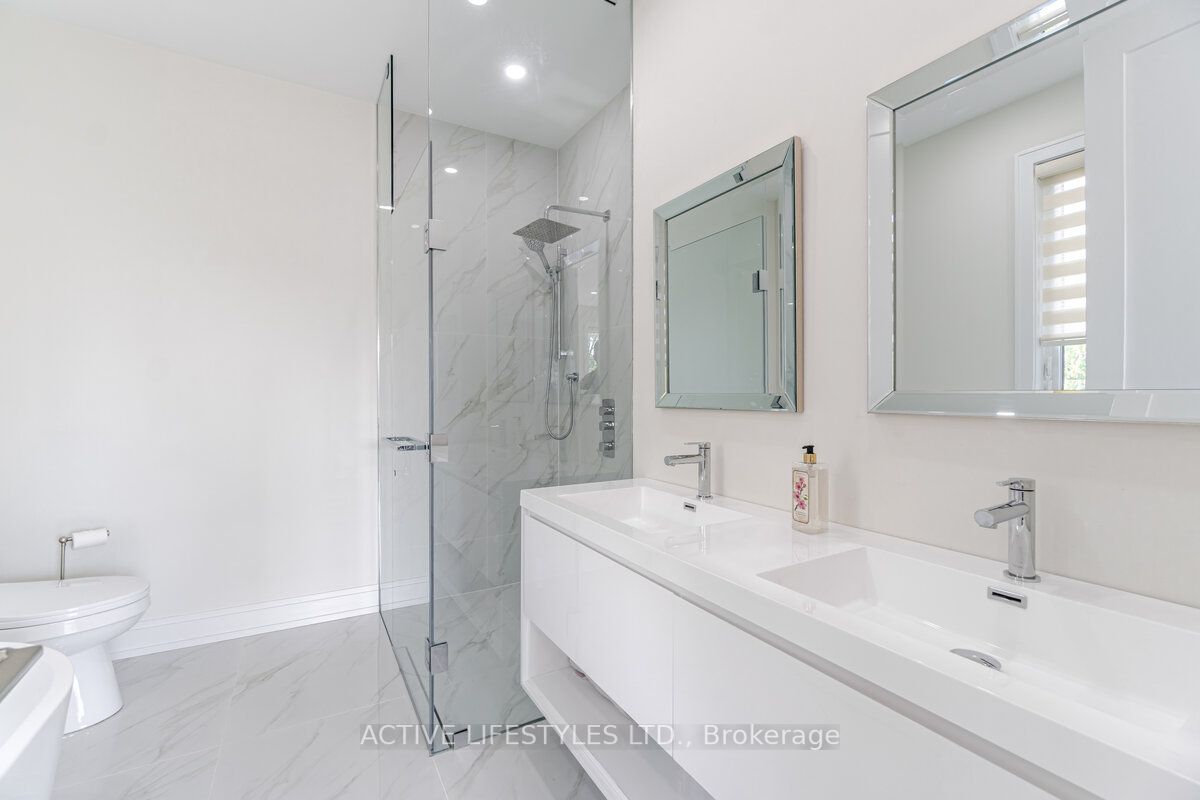 2768 Bushland Cres