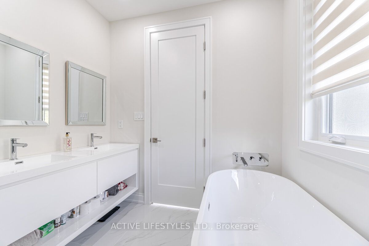 2768 Bushland Cres