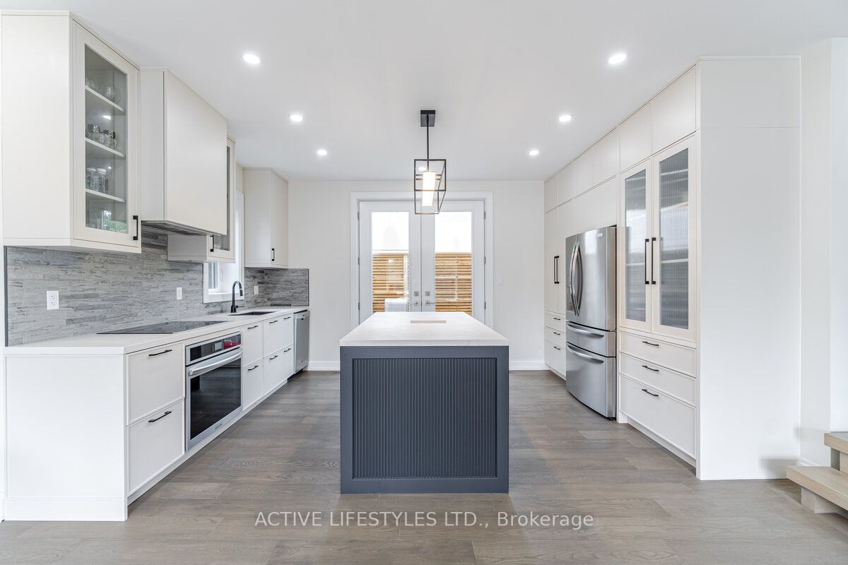 2768 Bushland Cres