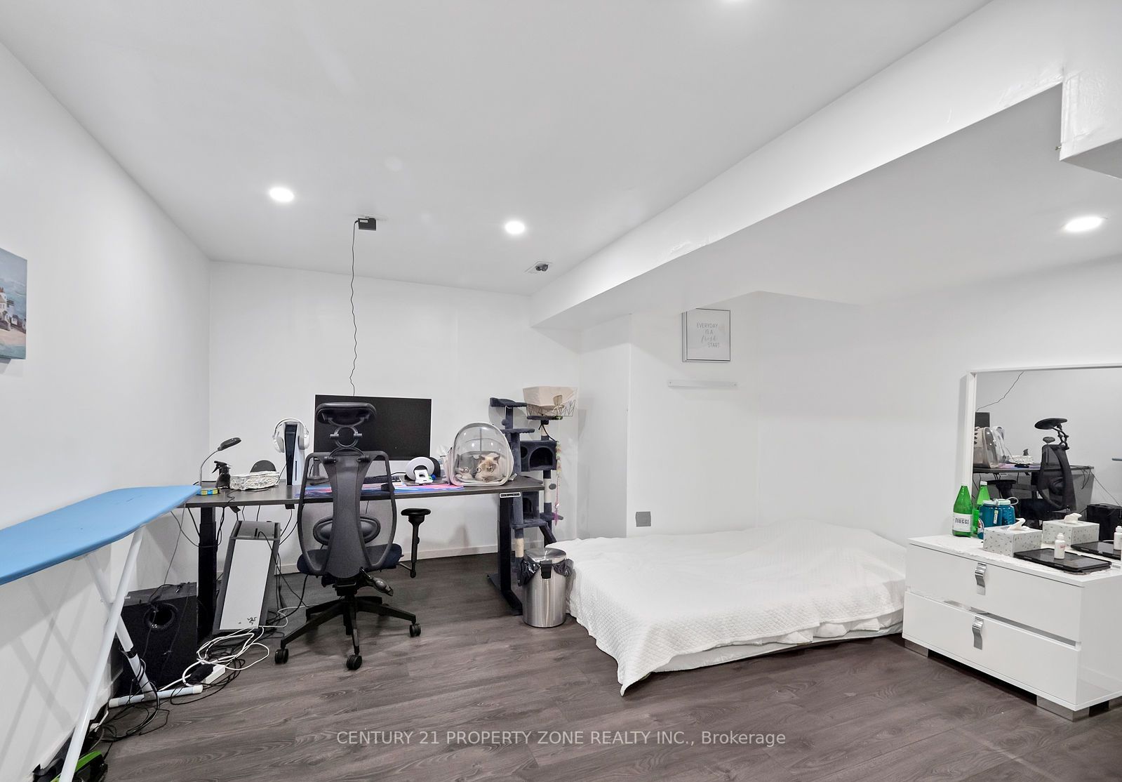 11 Hinchley Wood Grve