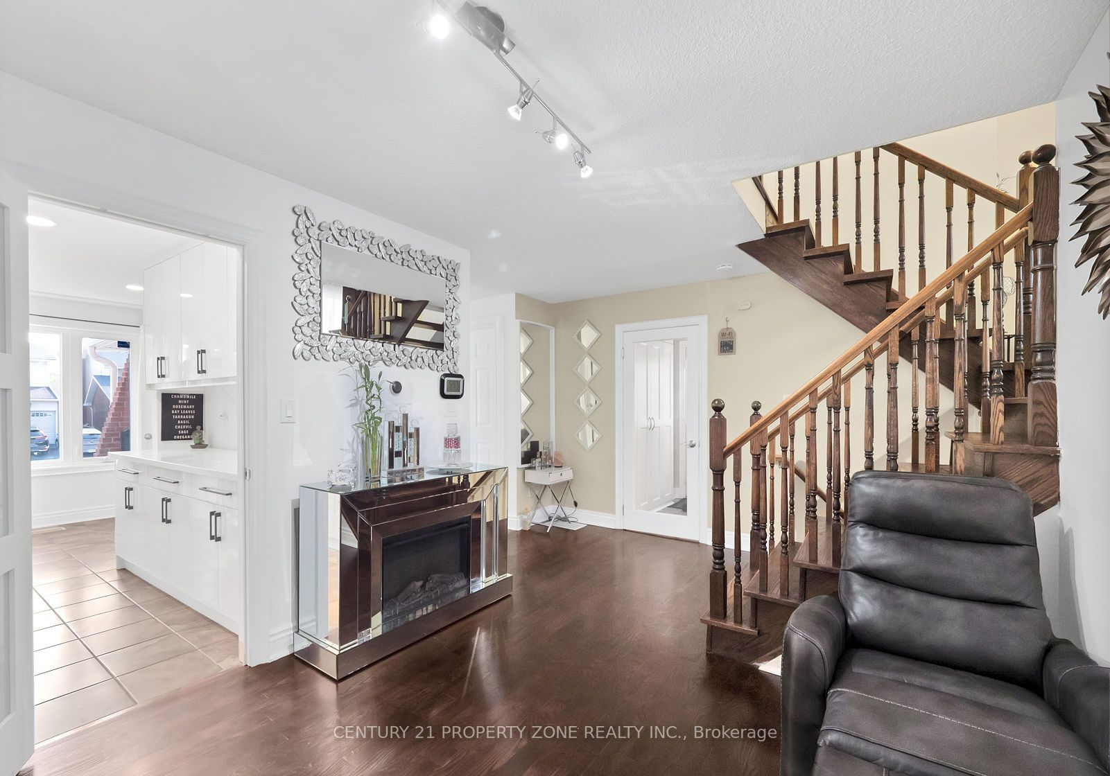 11 Hinchley Wood Grve