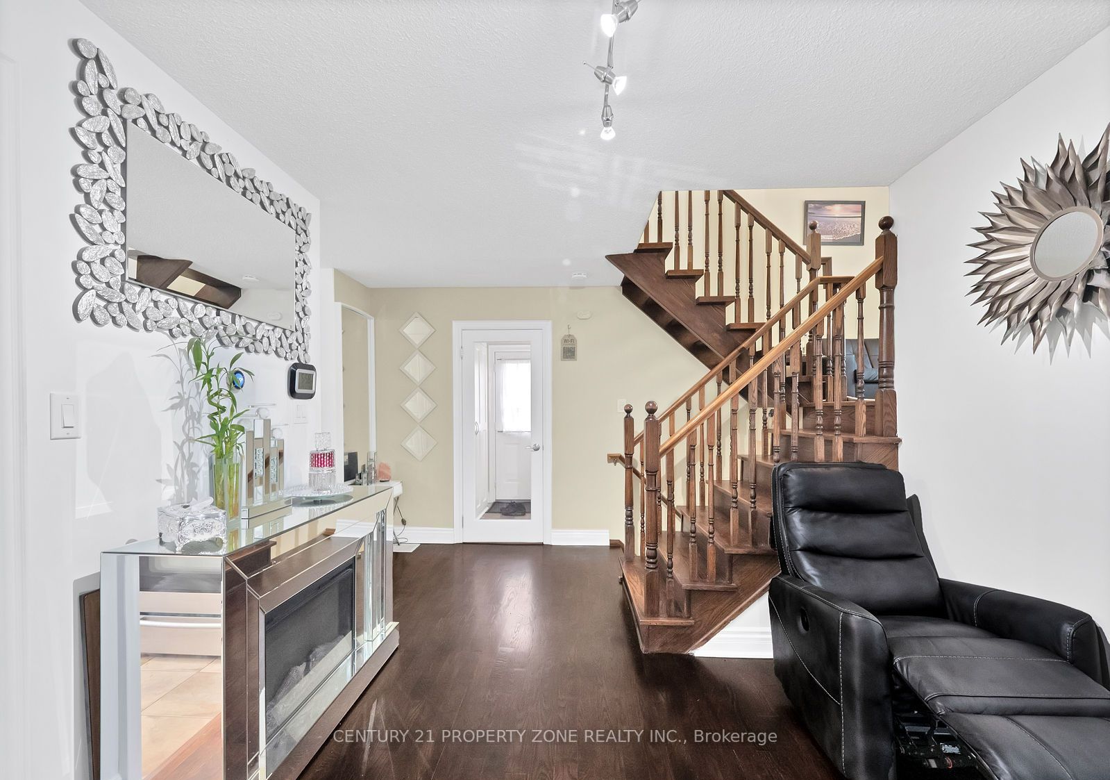 11 Hinchley Wood Grve