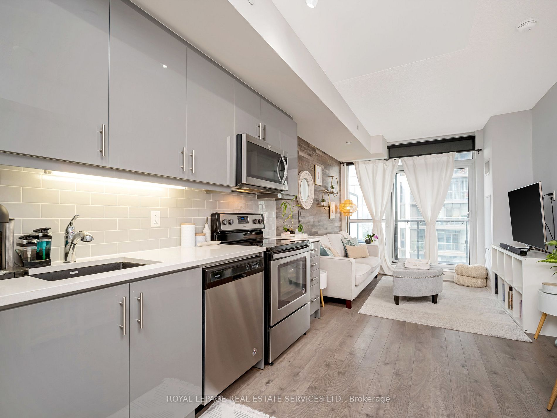 17 Zorra St, #711