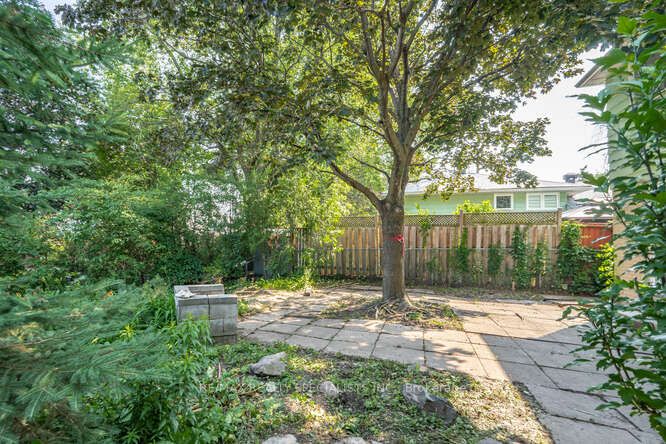 2420 Winthrop Cres