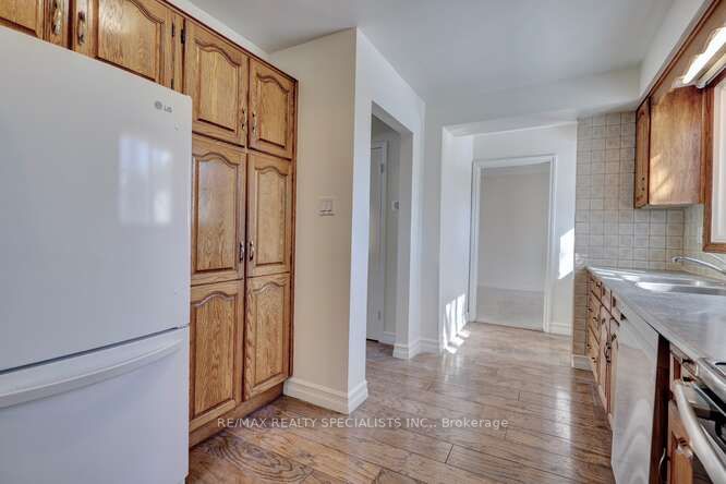 2420 Winthrop Cres