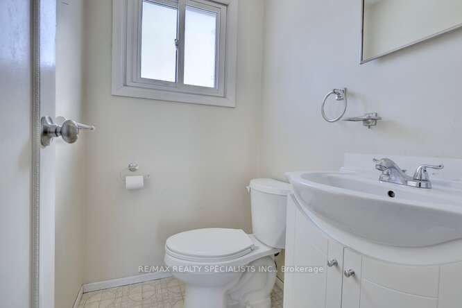 2420 Winthrop Cres