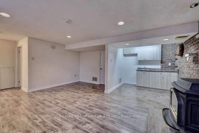 2420 Winthrop Cres