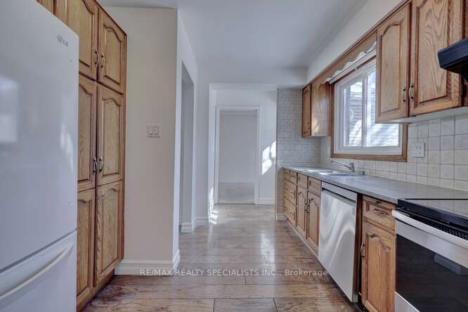 2420 Winthrop Cres