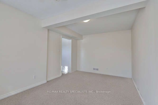 2420 Winthrop Cres