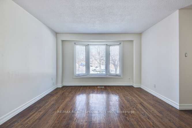 2420 Winthrop Cres