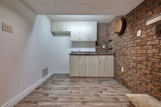 2420 Winthrop Cres