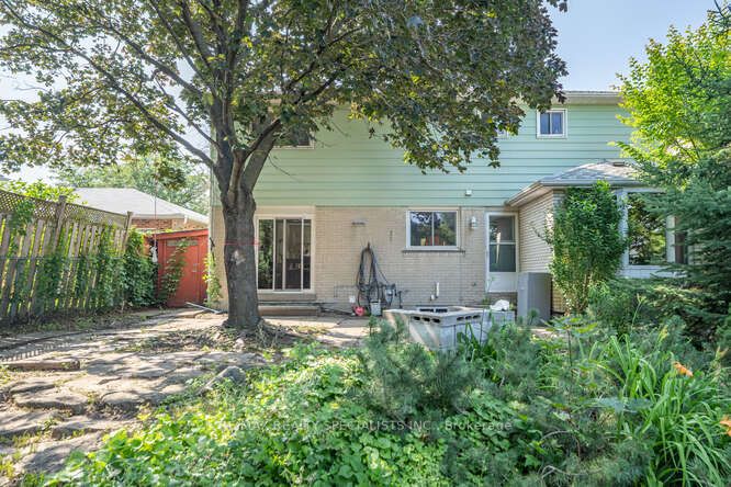 2420 Winthrop Cres