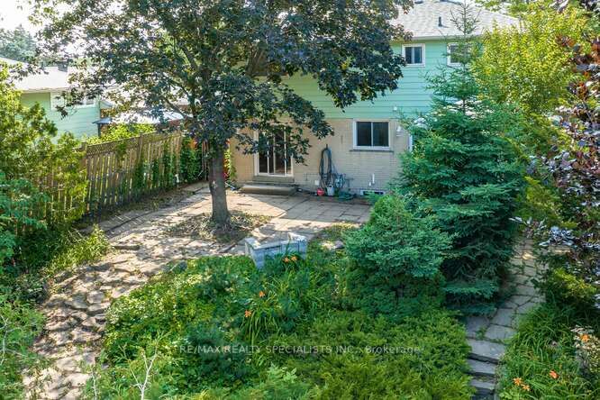 2420 Winthrop Cres