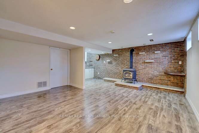 2420 Winthrop Cres