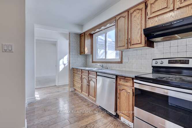 2420 Winthrop Cres